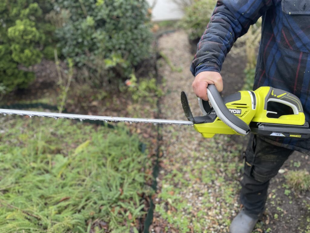 Ryobi-Accu_heggenschaar_36V_brushless-Getest