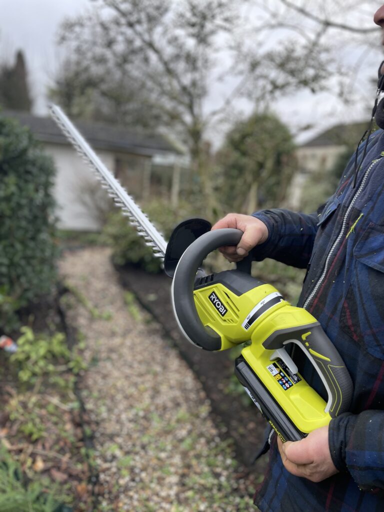 Ryobi-Accu_heggenschaar_36V_brushless-Review